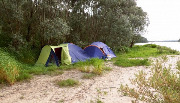 Наши палатки возле пляжа и среза воды на Десне