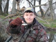 Андрей поймал окушка, на вид грамм 8 )))
