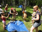 Дети учатся разбирать и ставить палатку
