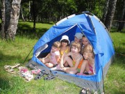 Дети учатся разбирать и ставить палатку