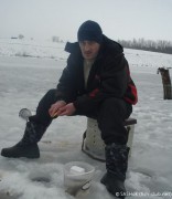 Олег ловит плотву на мормышку