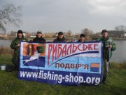 Общее фото участников с баннером спонсора соревнований - магазином Рыбацкий дворик