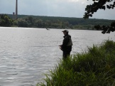 Виталик Литвиненко сосредоточенно ловит окуня