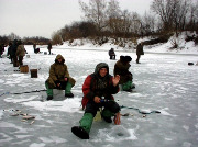 Зимние рыбаки собрались на излучине реки