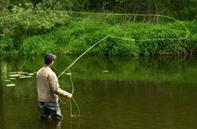 Летняя рыбалка со спиннингом и в нахлыст на средних реках