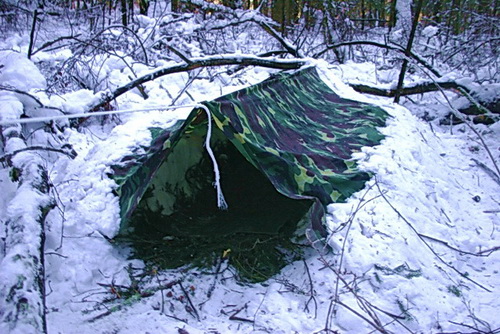 Установка тента для ночёвки в зимнем лесу